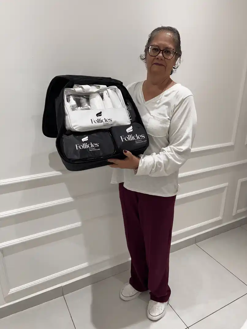Paciente do sexo feminino com a Maleta Funcional Capilar, foto 4
