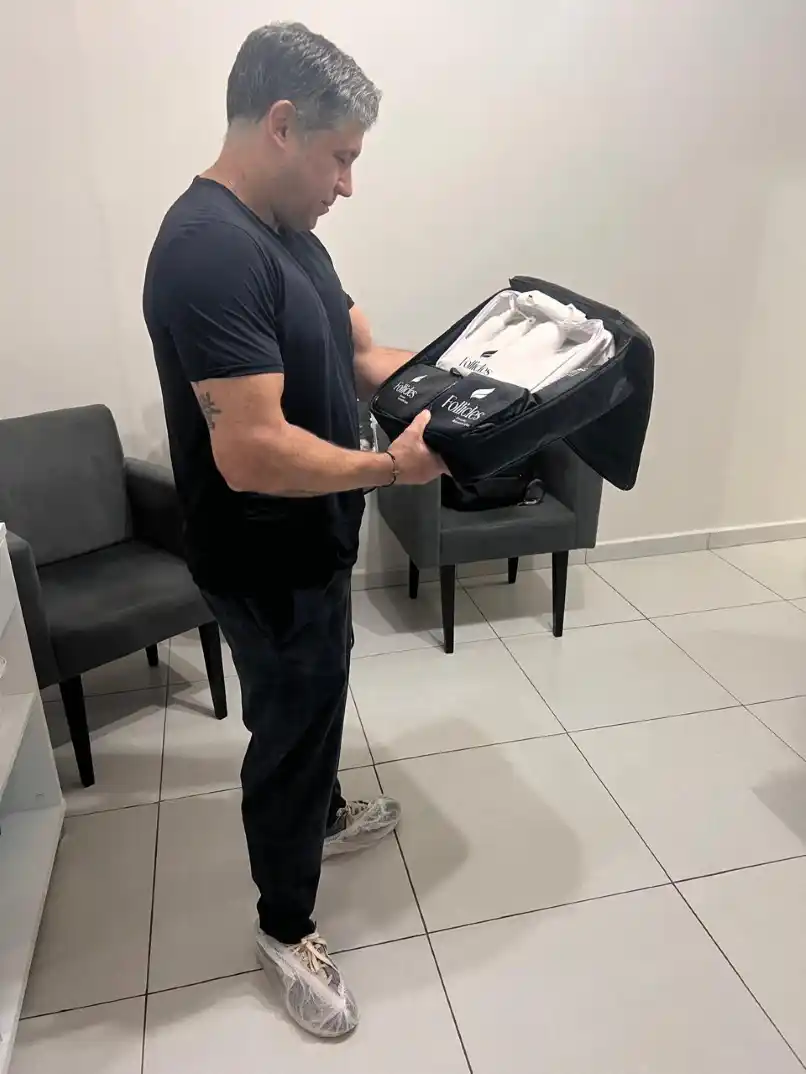 Paciente do sexo masculino com a Maleta Funcional Capilar, foto 5