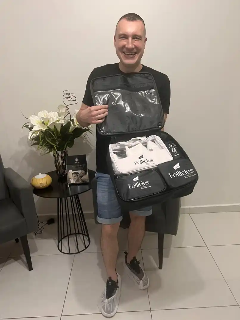 Paciente do sexo masculino com a Maleta Funcional Capilar, foto 7